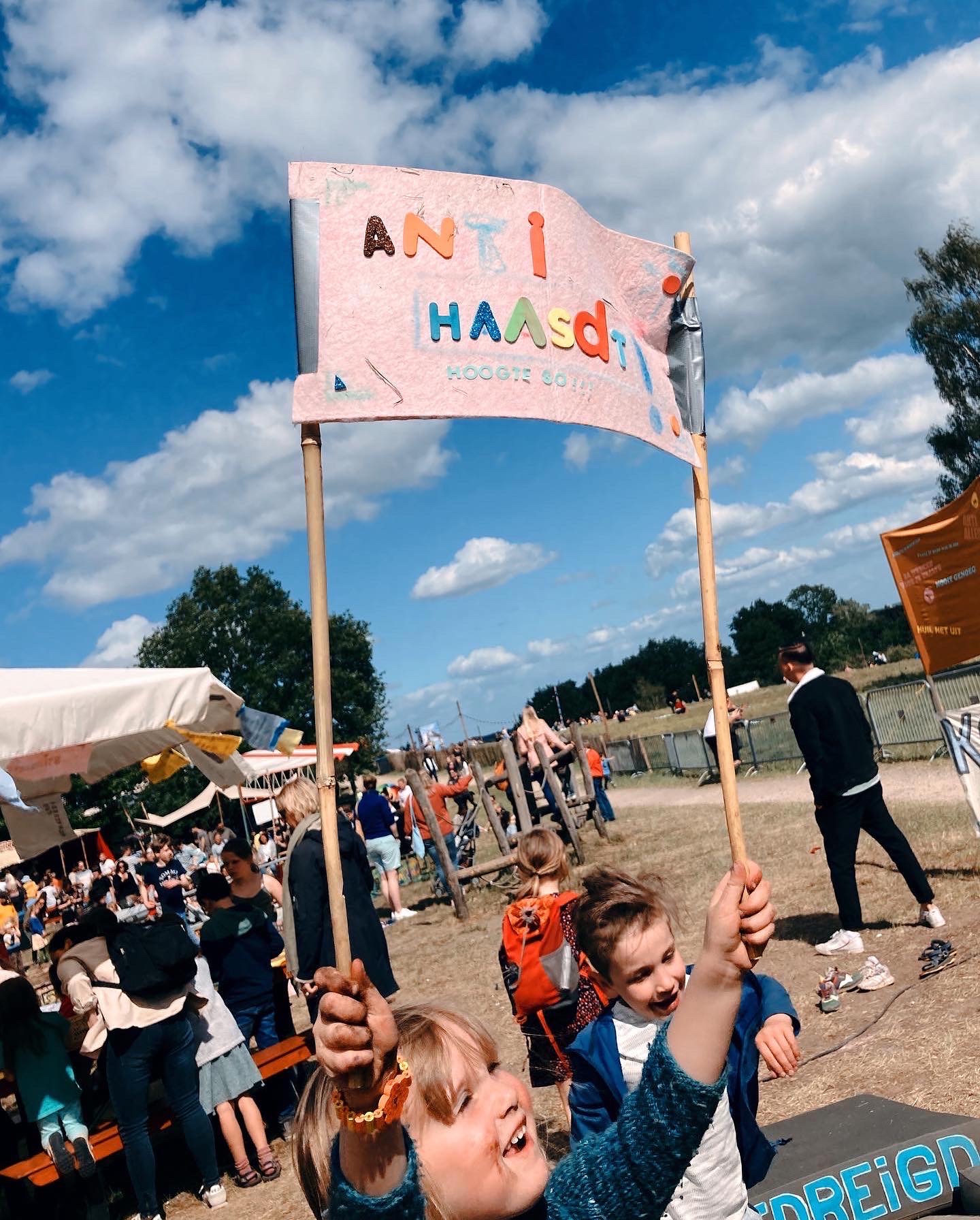 kinderen met zelfgemaakt spandoek op hoogte 80 festival 2022